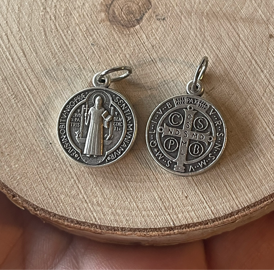 Medaille Saint Benoît ( bénites, consacrées et chargées selon la tradition hoodoo)